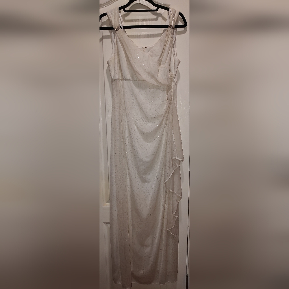 Women's white sleeveless vintage formal dress